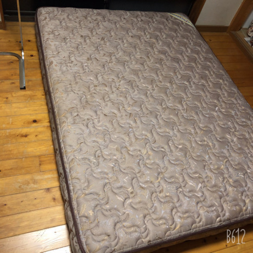 引き続き処分価格！高級ベッドマットレス すのこお付けします！ セミダブル