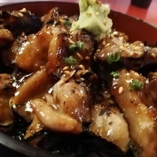 もてなしや　まぐろカルビ丼（まぐろのハラス焼き　味噌ダレが絶妙）