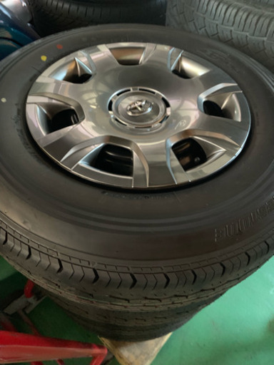 ハイエース純正タイヤ4本セットホイール、ホイールカバー付き