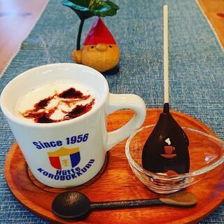 オレンジ色のドアが目印、一杯ずつ豆から挽く美味しいコーヒーを飲みながら、心癒されるBGMでゆっくり過ごしてみませんか − 奈良県