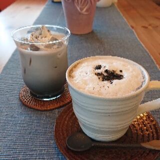 オレンジ色のドアが目印、一杯ずつ豆から挽く美味しいコーヒーを飲みながら、心癒されるBGMでゆっくり過ごしてみませんか - 地元のお店