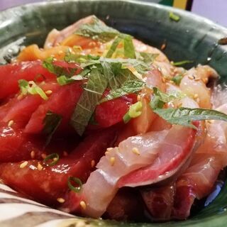 もてなしや　海鮮ユッケ丼（棒状のまぐろ・サーモン・かんぱち、等々...