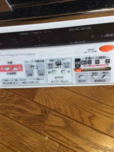 ２０１７年FF床暖式ストーブ。型式UH-F70BSGとても綺麗なストーブ。床暖式マット2畳付き