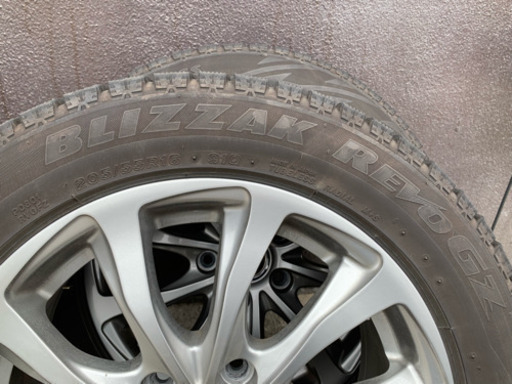 取引予定者決まりました！スタッドレスタイヤ 205-55-R16 2シーズン使用