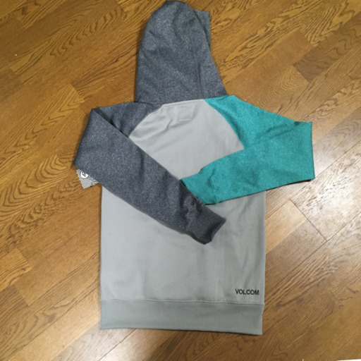 ボルコムのパーカー 新品未使用