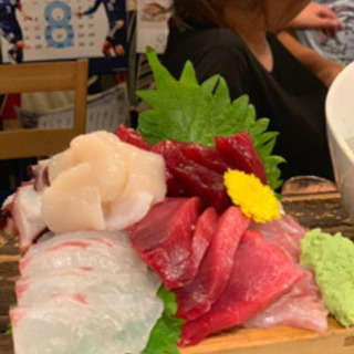週休二日制居酒屋求人です。ホールスタッフ社保完備28万円と料理人25万円です。の画像