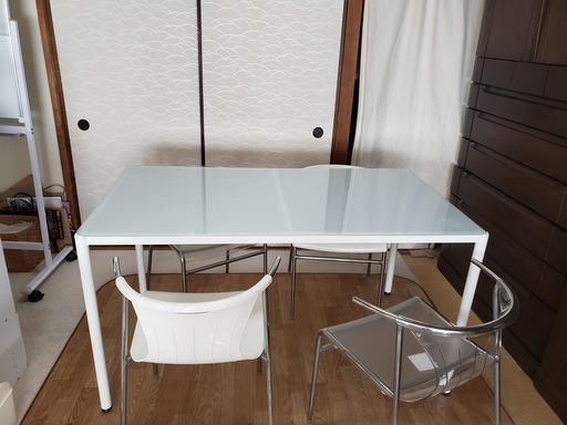 IKEAダイニングテーブルとイス４脚　白くて清潔感あります！オフィスの打ち合わせ用・会議室用にも使えます。