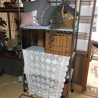 スチールラック、板、かご、レースのセットの画像