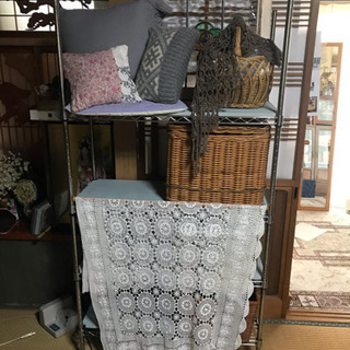 スチールラック、板、かご、レースのセットの画像