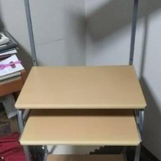 綺麗なパソコンデスクの画像