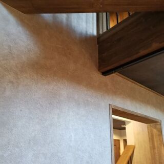 急募！クロス職人　年齢・性別・学歴不問！未経験からでもOK！　一生役立つ職人技！天候関係なく仕事出来るので安定した収入を得ることが可能です！！　又、千葉県近郊でご活躍中のクロス職人さんに現場のご紹介も出来ます！こちらもお気軽に！！の画像