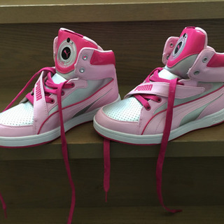 PUMAピンクのスニーカー