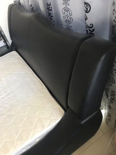 流線型 合皮レザー張りモダンデザインダブルベッド マットレス付