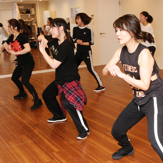 「ダンス初心者でも安心して通えるレッスンづくり」を大切にしています。 仕事と両立して、働く女性の笑顔が溢れています。の画像
