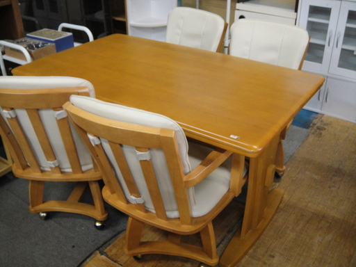 今だけチャンス！通常特価34,980円を10,000円引きの24,980円!　ダイニング５点セット　フェイクレザー張りチェア　回転式チェア　キャスター付きチェア