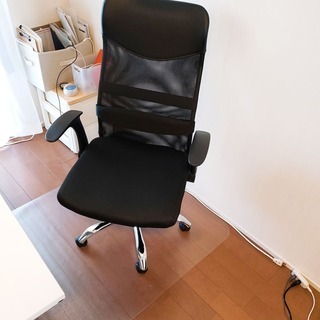 腰痛改善デスクチェア（使用期間３ヶ月の美品）床の傷防止マットを無...