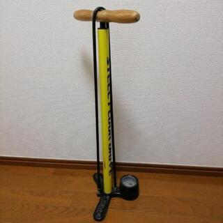 商談中自転車空気入れ