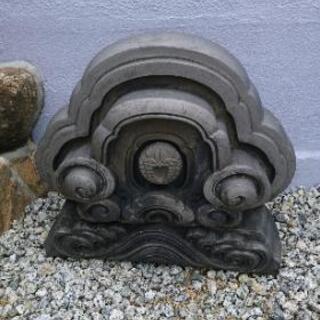 下り藤の家紋付きの鬼瓦