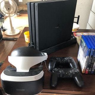 PS4 Pro 1TB 4K + PSVR + コントローラー2本 + ソフト5本 + スタンドセットの画像