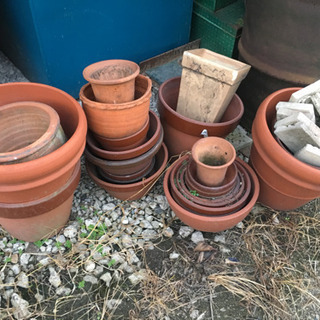 植木鉢や鉢台大量差し上げます。