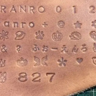 グランドピアノ型 レザーマウスパッド 音譜刻印の画像