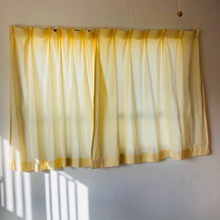 黄色のカーテン