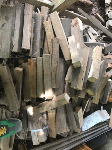 廃棄建材で作った薪  軽トラアオリ一杯分