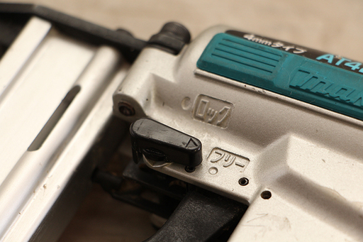 makita マキタ 常圧 25㎜ エアタッカ AT425A (9UD3393YGGw)