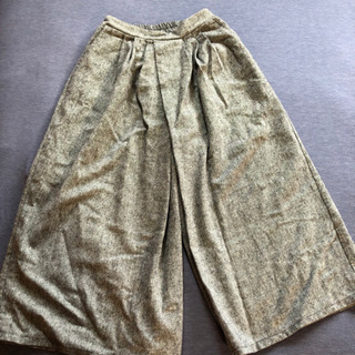 グレーのワイドパンツ