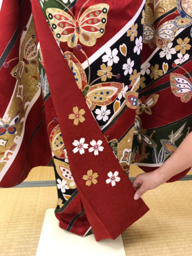 本振袖 赤地 蝶柄 仕立て上がり 襦袢付き 新品