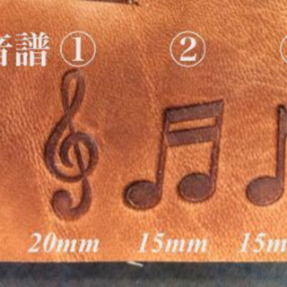  【ネット決済】グランドピアノ型 楽譜留めレザークリップ 鍵盤刻印の画像