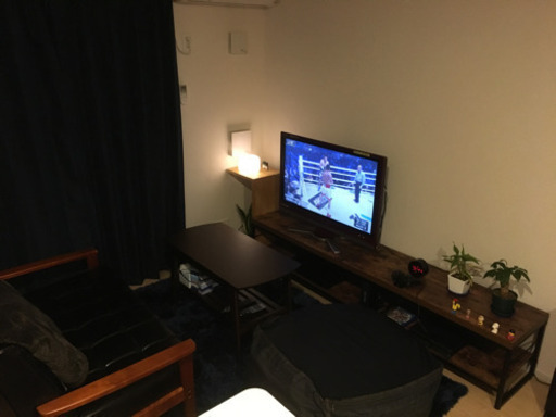 ソファ、テーブル、テレビセット