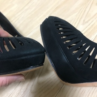 エンポリオアルマーニのスエードパンプス