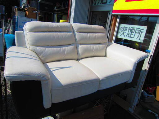 リサイクルショップのダイトーです。お持ち帰り価格　白色　レザー　2人がけソファー