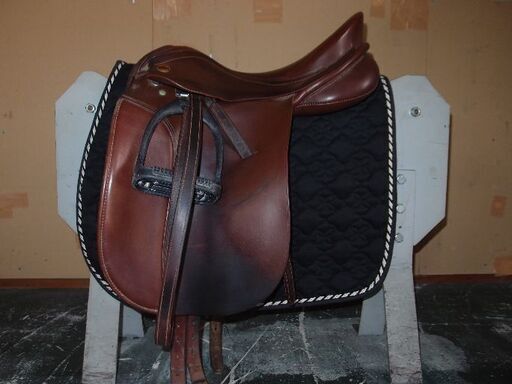 馬場馬術用の鞍になります!!
