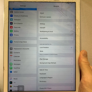 穴の空いたiPadも修理可能です！