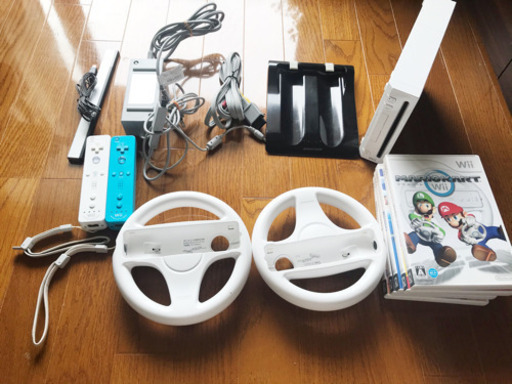 すぐに遊べる✩wii本体セット ソフト5枚 リモコン×2 ハンドル×2 非接触型充電器 家庭用ゲーム機 ゲーム 家電