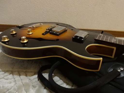 薄型フルアコ（セミアコ並みの薄さ）ケース付き