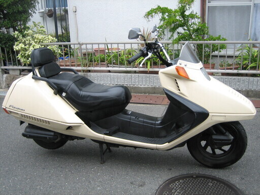 フュージョンX ノーマル　ベージュ色　綺麗です。