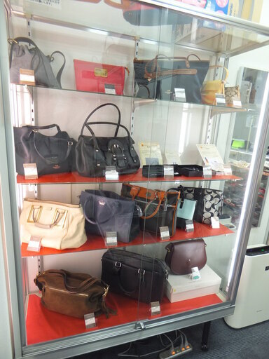 （直接引取限定）ガラスショーケース②　シルバー　120×45×188 照明2基　キャスター付　格安でお売りします。