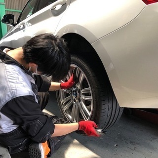 タイヤ交換ピット作業スタッフ募集！未経験でもOK！経験者なら更にOKです！車好きな方も大歓迎。男女年齢問わず！大募集の画像