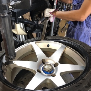 未経験でもOK！タイヤ交換ピット作業スタッフ募集！車好きな方も大歓迎。男女年齢問わず！の画像