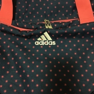 adidasのバッグの画像