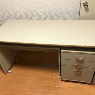大型事務・作業机【無料です！持っていって下さい！】の画像