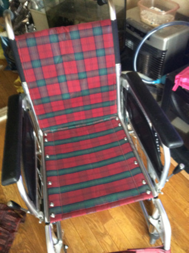 新品の車イスと新品ウレタンざぶとん付き。