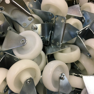 キャスター4個で100円！家具用キャスター、ワゴンや棚などDIY...
