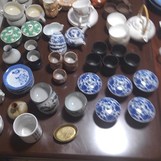 大皿、小皿、コーヒーカップ、湯のみ茶碗、陶器多数約１５０点以上植木鉢大１個の画像