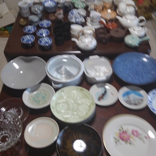 大皿、小皿、コーヒーカップ、湯のみ茶碗、陶器多数約１５０点以上植木鉢大１個の画像