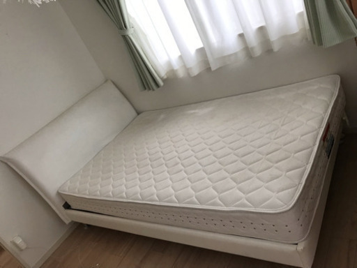 白いセミダブルベッド マットレス付き//three-quarter bed with mattress