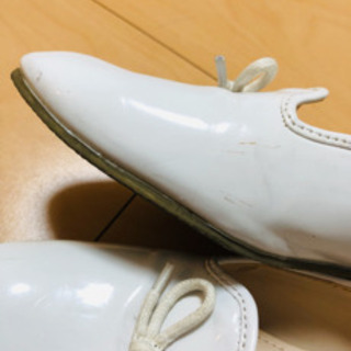 BEAMS HEART ぺたんこ靴 エナメル ホワイトの画像